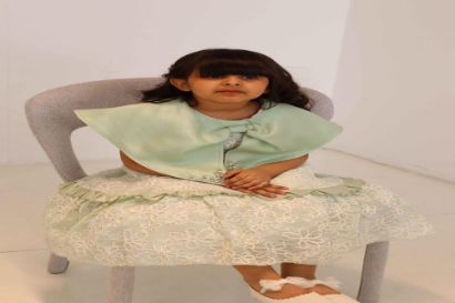 صورة فستان أخظر فاتح على الاكتاف ونقش على باقي الفستان الانيق